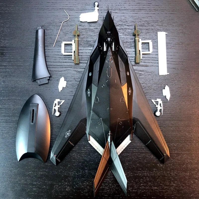 

Alloy F117 Stealth Bomber 1/72 Scale Metal Model Interchangeable Bay Finished Aircraft Decoration