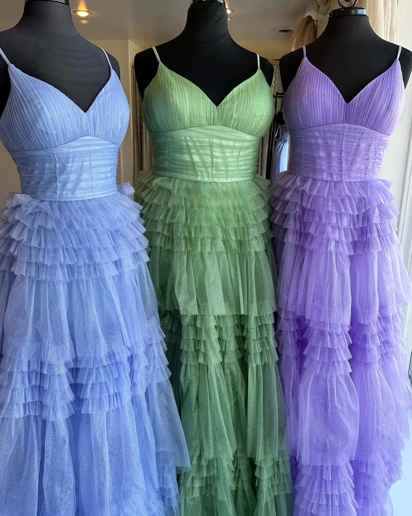 Spaghetti Straps A-Line Long Prom Dresses Tulle Multi-Tiered V-Neck Sparkly Evening Gowns Ruched Lace Up Luxury Evening Dress