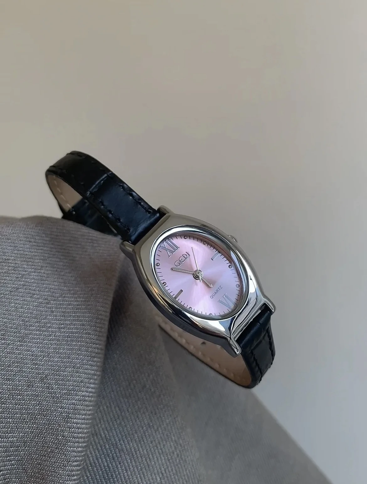 Изысканный и модный тонкий ремешок с овальным циферблатом, милые, крутые, черные, розовые, роскошные корейские часы с темпераментом для женщин, женский подарок