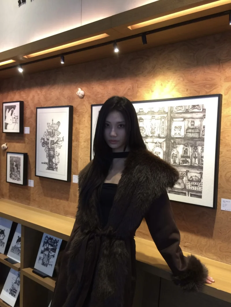 ETJ 2025 منتج جديد للشتاء للسيدات بمزاج نبيل وطية صدر السترة ثقيلة ودافئة من الفرو الصناعي معطف طويل بحزام #3