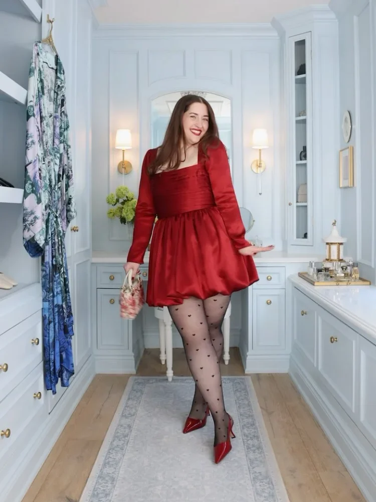 ชุดเดรสสั้นแขนยาวผ้าซาตินสีแดงสำหรับผู้หญิง ดีไซน์หรูหราทรงเอ คอเหลี่ยม เอวสูง แฟชั่นฤดูร้อนปี 2025 ชุดเดรสสำหรับงานปาร์ตี้