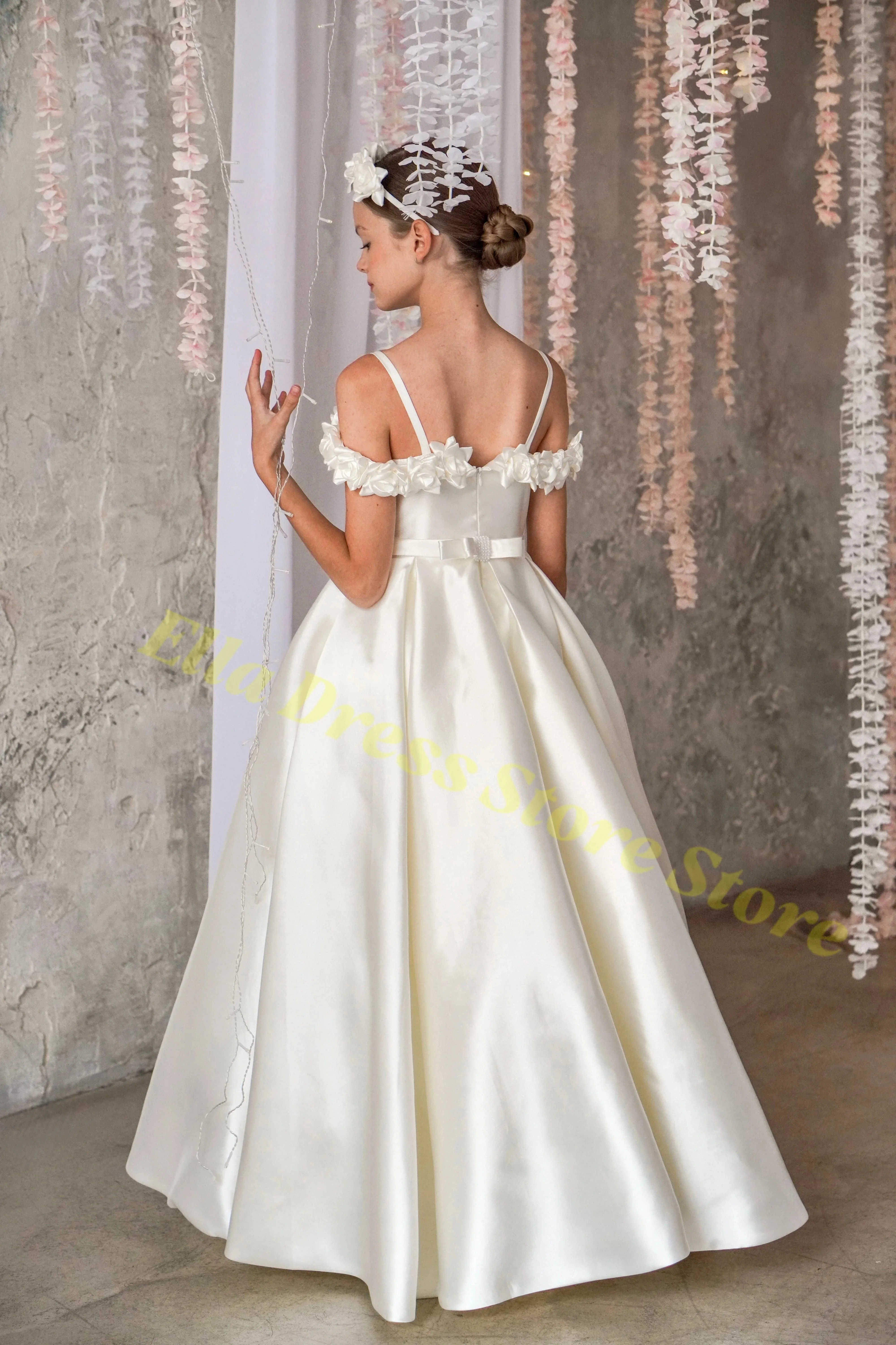 Maßgeschneidertes weißes Satin-Applikations-Blumenmädchenkleid für Hochzeiten, bauschige Kindergeburtstagsfeiern, Erstkommunion-Ballkleider im Großhandel – Detail 4