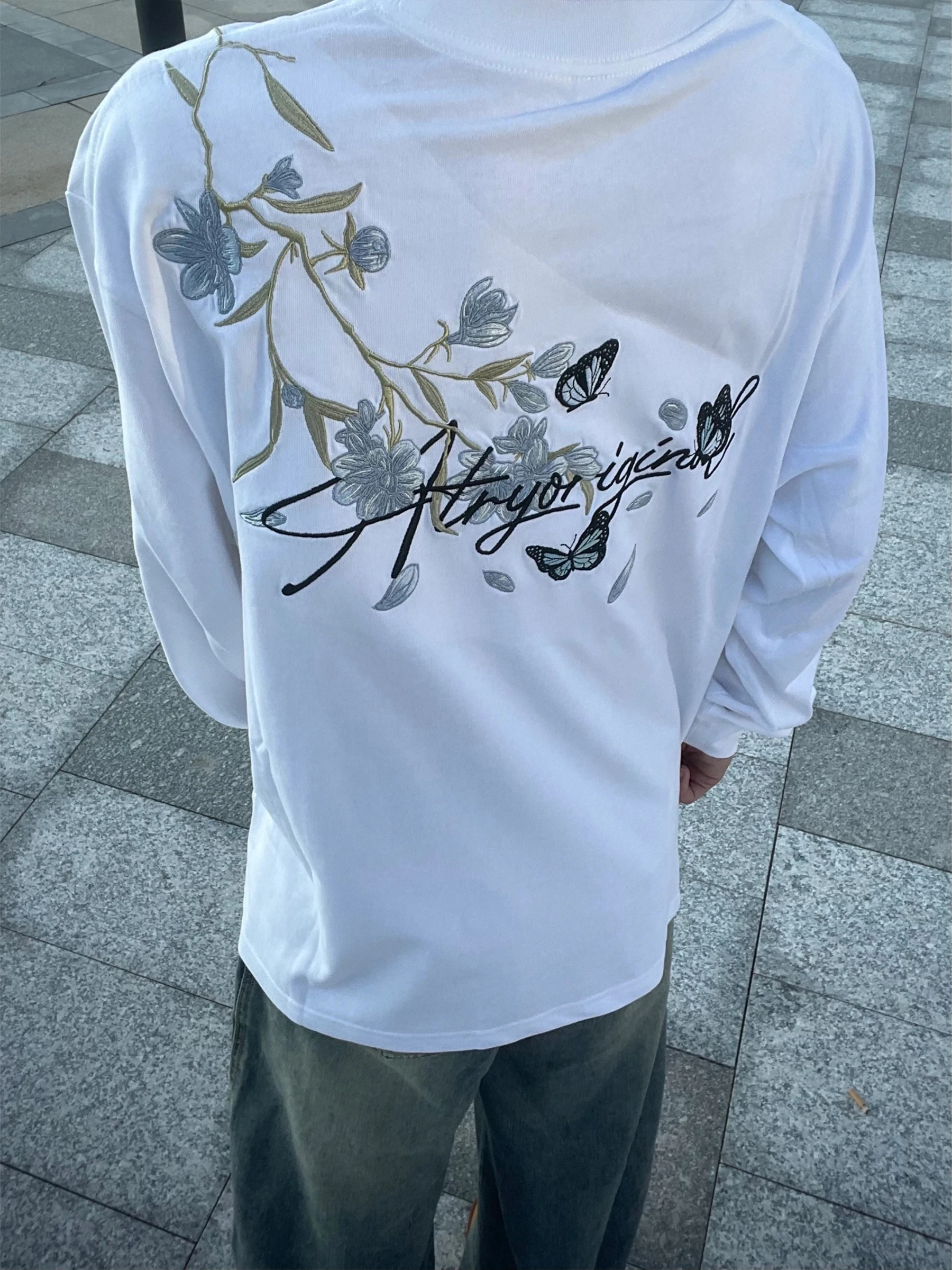 Camiseta Masculina de Manga Longa Estilo Americano High Street com Bordado Floral em Algodão, Caimento Solto, Branca, Moda Outono 2025