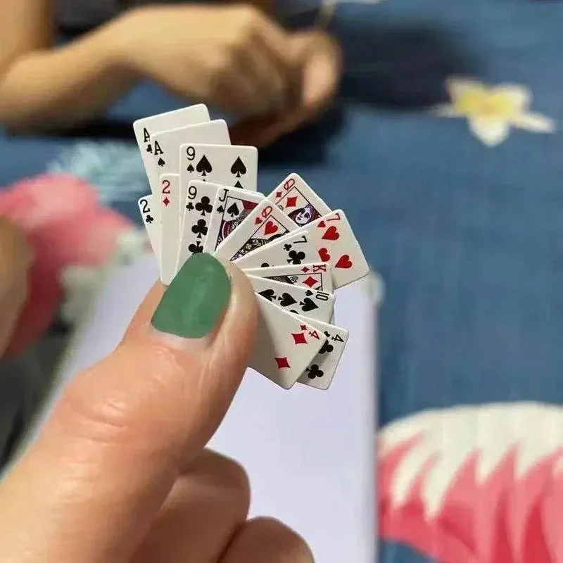 Juego de Mini cartas de póker en miniatura para niños, Juguetes Divertidos, accesorios de casa de muñecas, juego de mesa, 1:12, 1 Juego