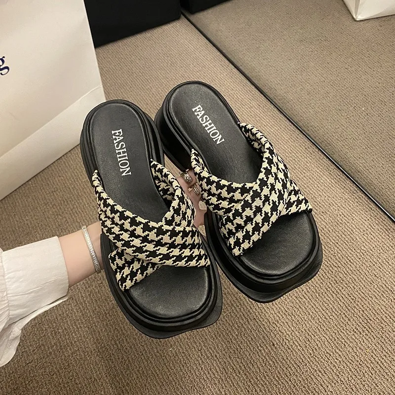 Slippers Women's Summer Wear 2023 New Casual Platform Sandals Women Square Head Fashion Outside Wearing A Word Beach Shoes Women