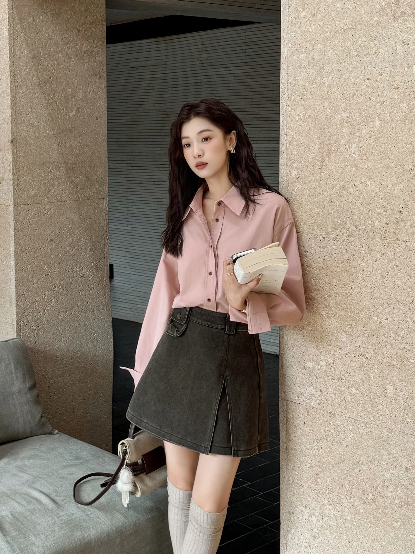 

Нежно-розовая повседневная женская рубашка с длинным рукавом, свободного кроя, из хлопка, удобная, универсальная, в стиле кэжуал, для осени, новинка