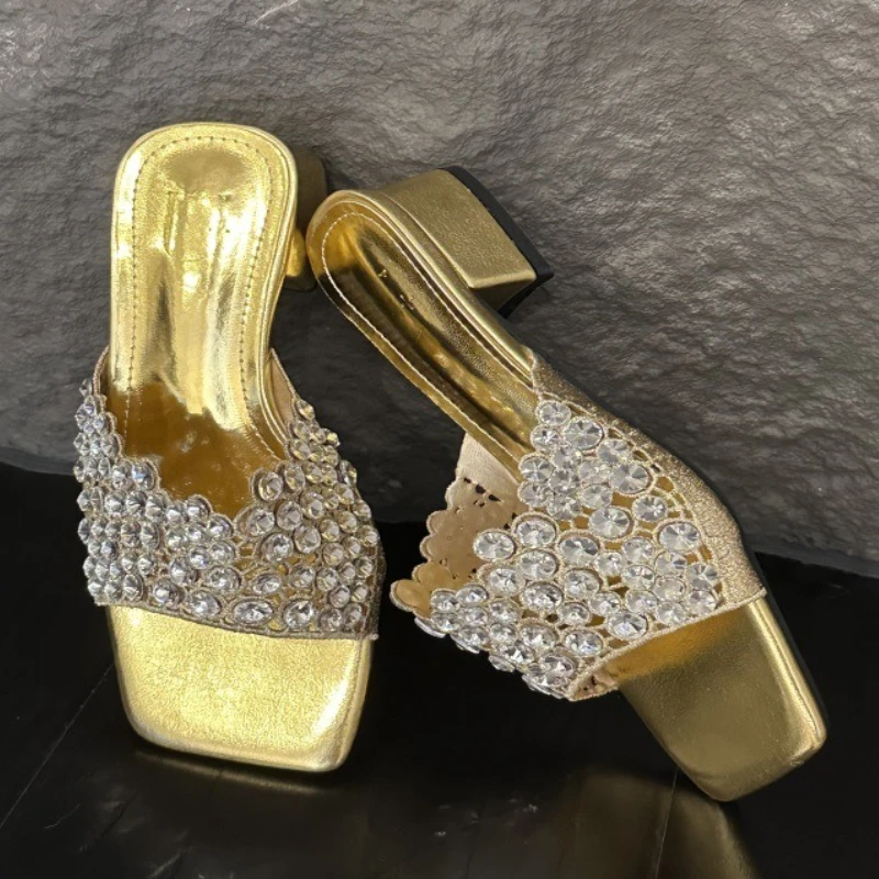 

Роскошные брендовые тапочки со стразами на высоком каблуке, женские модные шлепанцы с квадратным носком и открытым носком, элегантные свадебные туфли для невесты