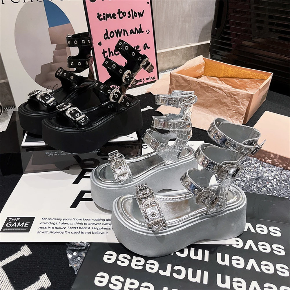 

Летние сандалии-гладиаторы, женские уличные сандалии с металлическими заклепками в стиле панк, уличная одежда на танкетке и квадратном каблуке, на платформе, с пряжкой на щиколотке, высокое качество