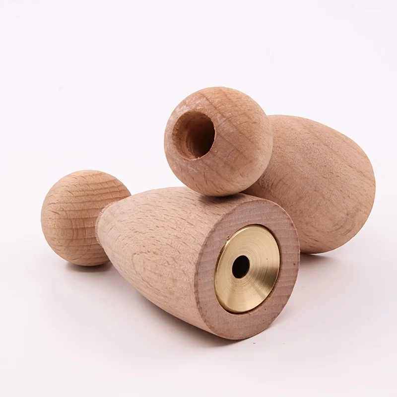 يقلد الأصدقاء والسكالاركس والطيور الأخرى أصوات الحيوانات للصيد والتصوير الفوتوغرافي. تتضمن المعدات صفارات خشبية ونحاسية