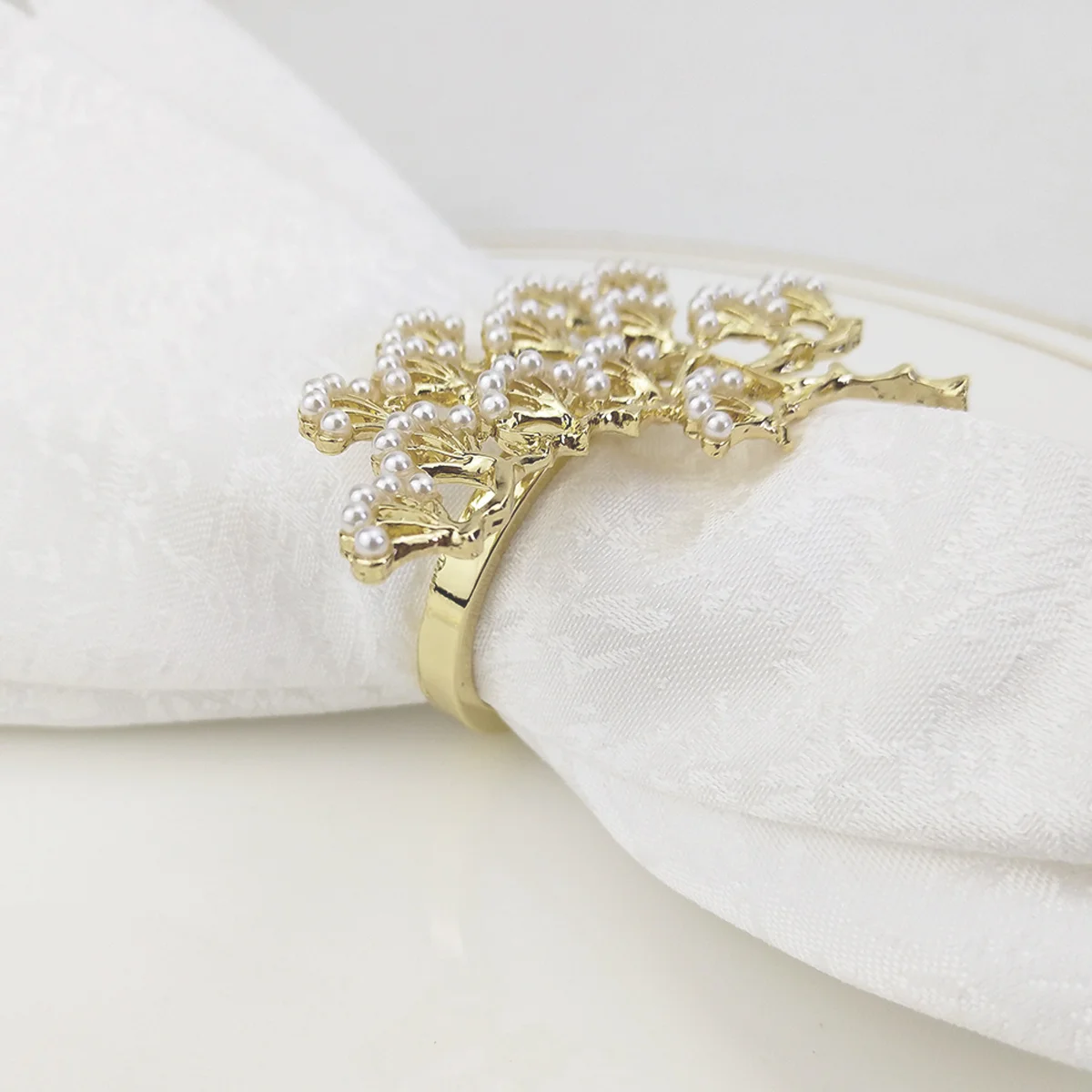 

2 pcs Pine Shaped Alloy Napkin Rings Golden Pearled Dinner Table Decor For Wedding Party Banquet Celebration Decoration