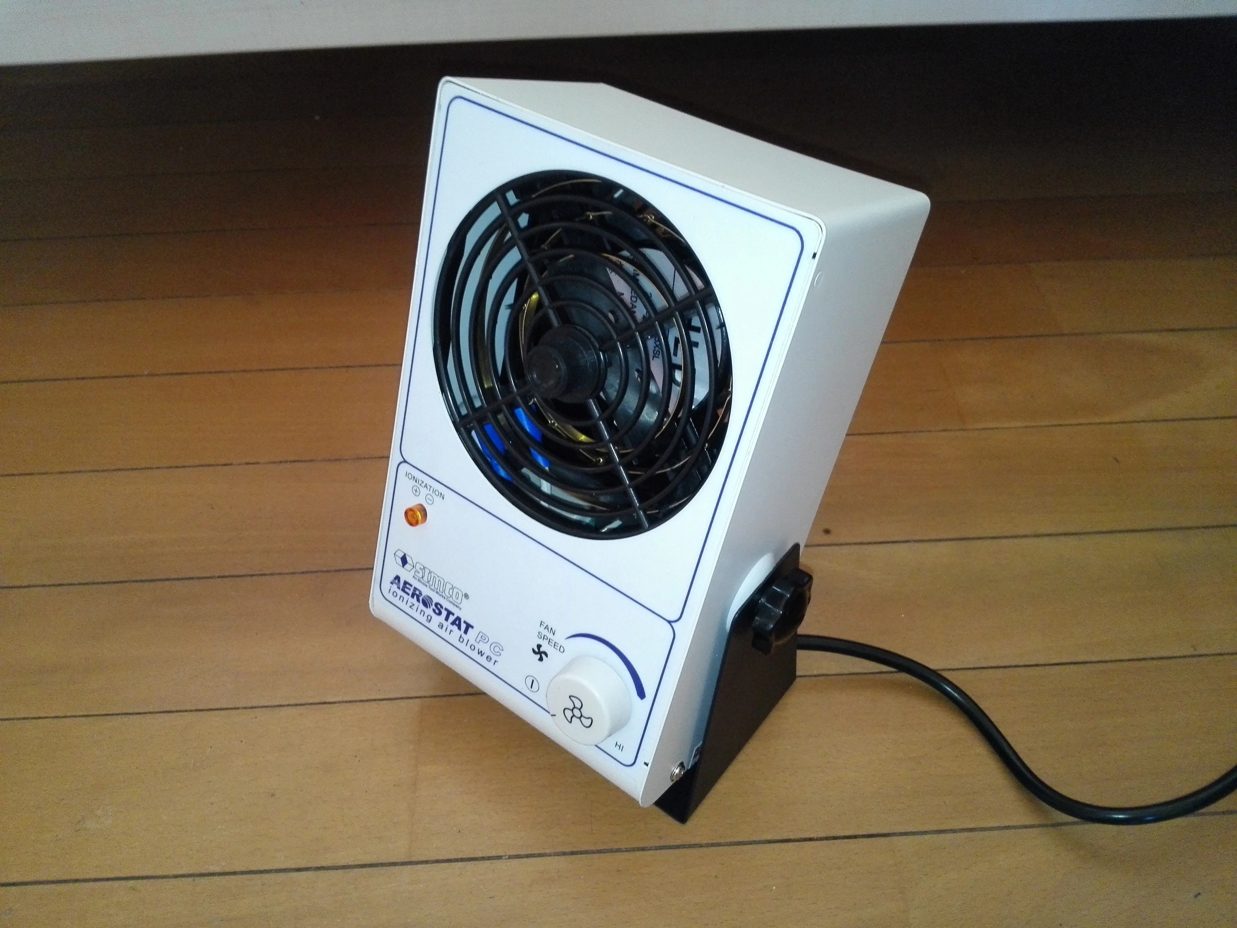 مروحة نفخ الهواء المؤينة الجديدة من Aerostat |   مروحة مؤين مضادة للكهرباء الساكنة لمنضدة ESD 110 فولت / 220 فولت سرعة قابلة للتعديل