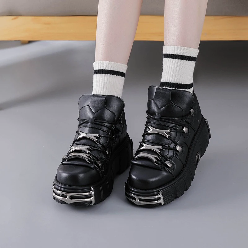 Grote Plus Fluwelen Papa Schoenen voor Vrouwen Nieuwe Dikke Zolen Heavy Metal Punk Trend Mode Schoenen Vrouwen Laarzen Zwart Metalen Decoratie