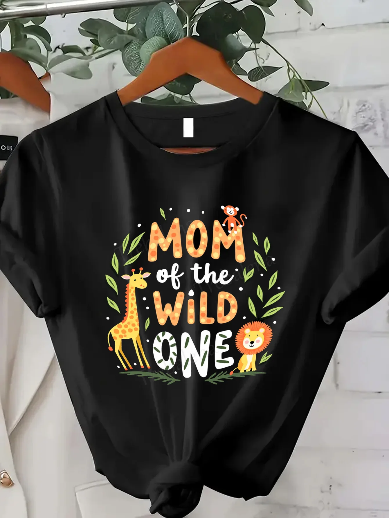 

Женская футболка Mom of the Wild One — милая женская футболка с принтом сафари