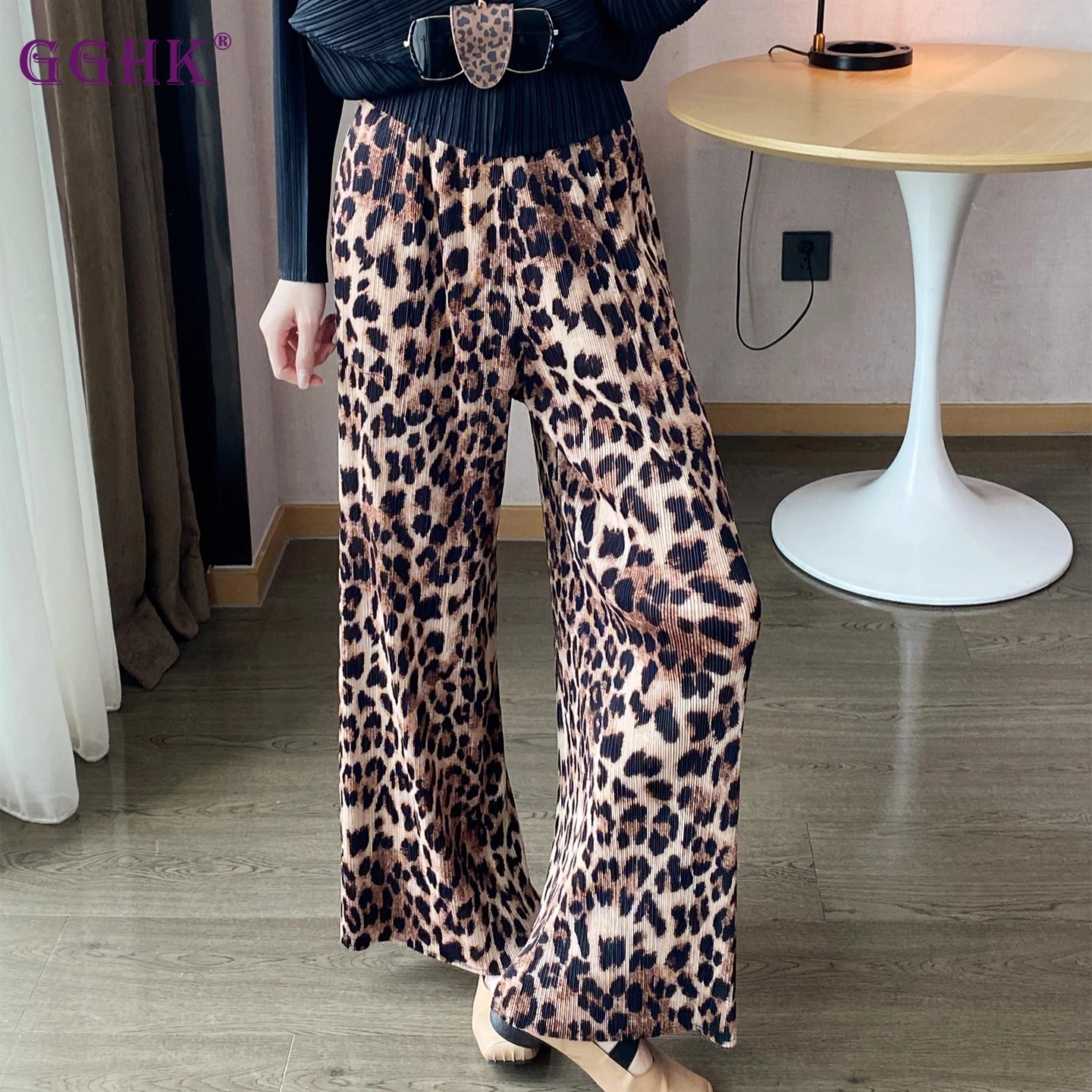 

GGHK Fashion Pleated Miyake Leopard Print Straight Leg Pants Exude A Slimming and Elongated Style 2026 Spring Women Clothing