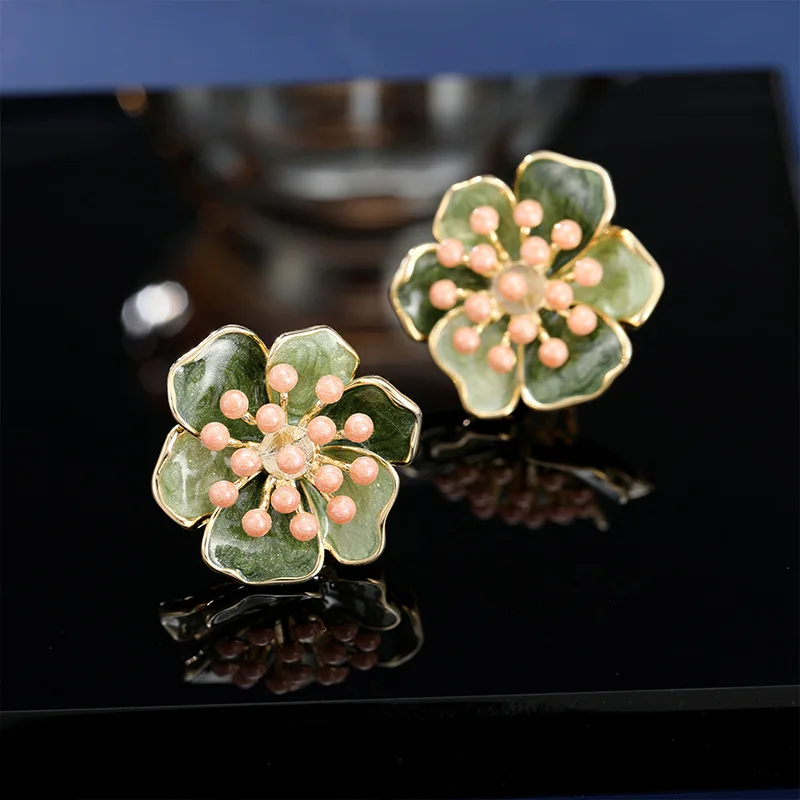 デザイン性の高いイヤリング、ニッチなイヤリングバックル、油滴防止オイル、椿の花のスタッドイヤリング2025新作