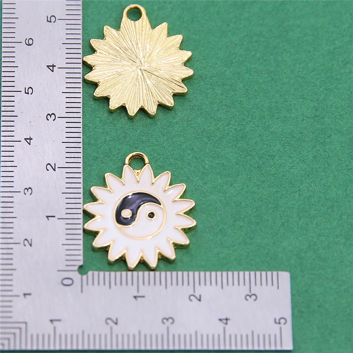 10pcs 23*23mm Gossip Sun Flower Single Hanging Enamel Pendant DIY Bracelets, Necklaces, Earrings, Keychain Accessories