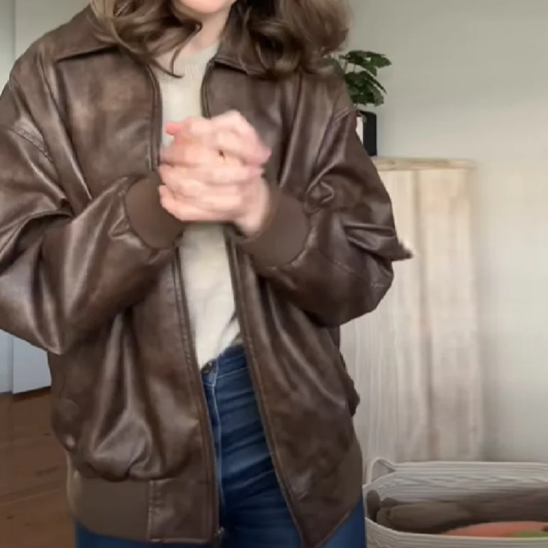 سترة جلدية PU أنيقة متعددة الاستخدامات مع طية صدر السترة وسحاب ريترو فضفاض معطف قصير كاجوال أنيق موضة الخريف ملابس خارجية نسائية ملابس الشارع