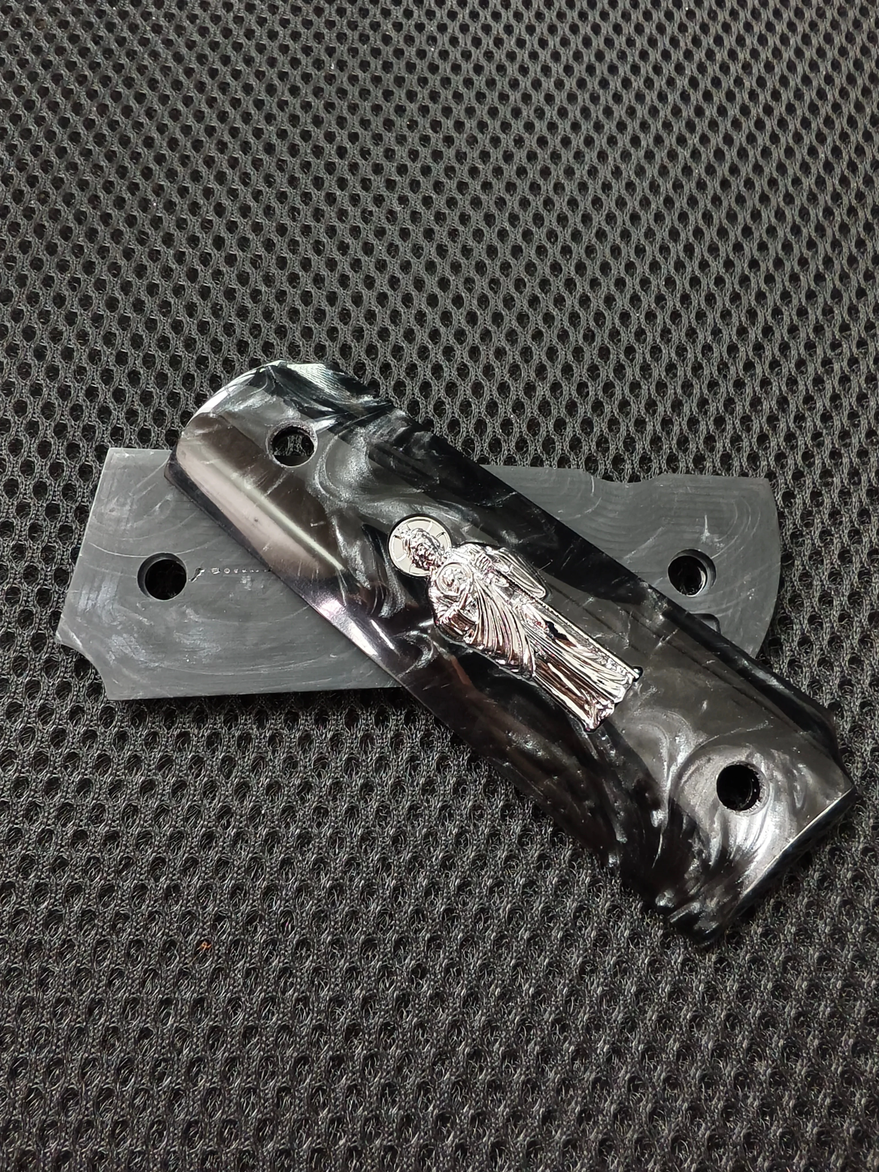 1911 Grips Full Size, Zwarte parelmoer met zilveren Saint Jude, Geschikt voor Colt, Kimber, Springfield, Remington, Rock Island, Government Commander