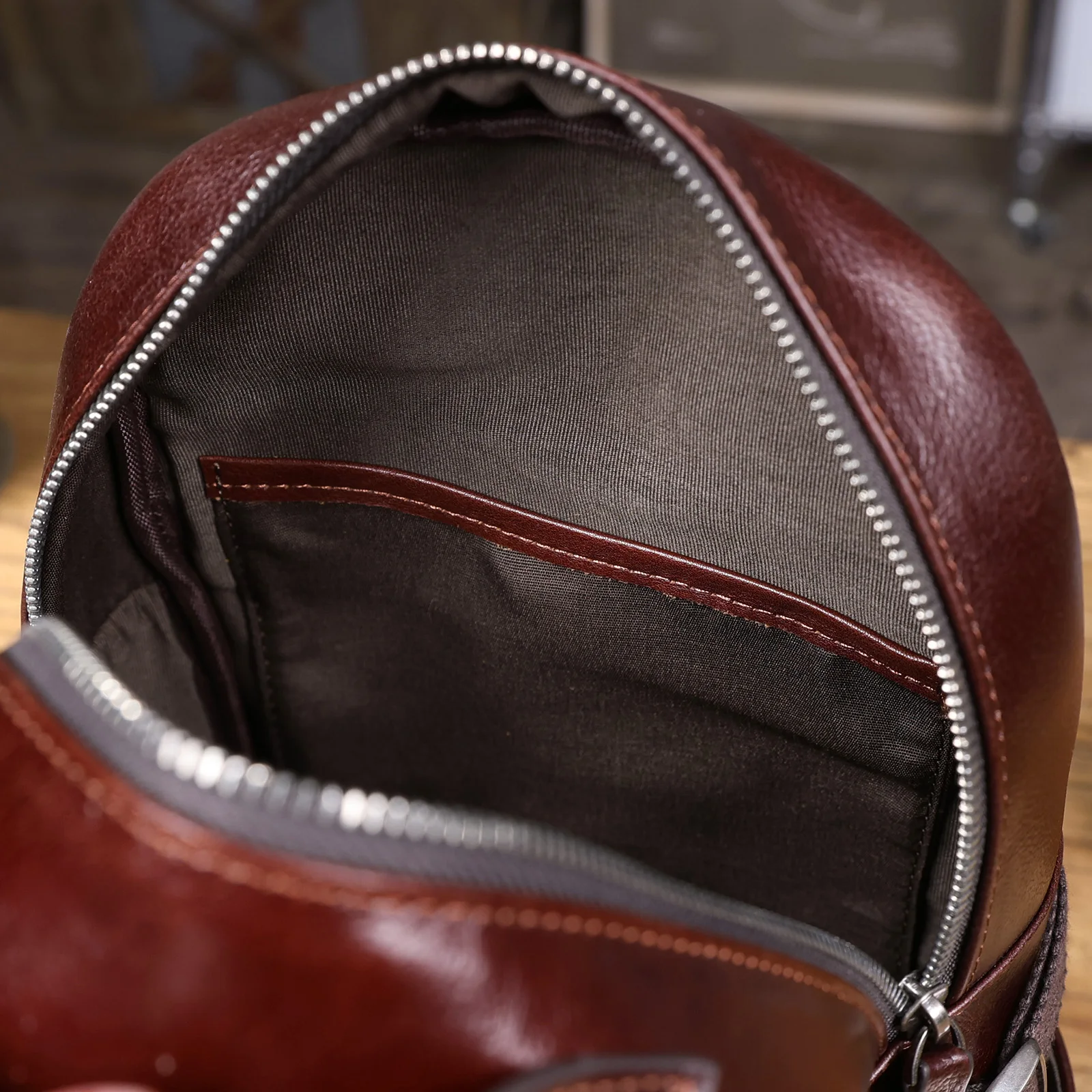 S.WORKER Herren-Umhängetasche aus hochwertigem, pflanzlich gegerbtem Leder, lässige Mode-Brusttasche – Detail 30