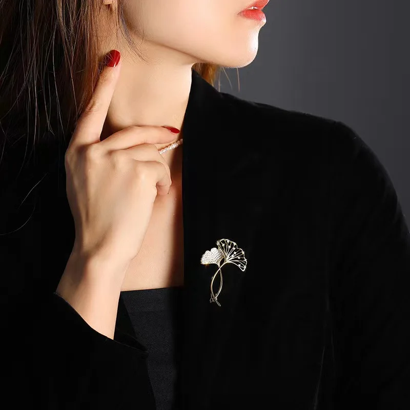 2024 New Ginkgo Biloba Brooch for Women Men Fine Luxury Inlaid Zircon Pin Clothes Corsage Backpack Accessory Party Jewelry Gift
