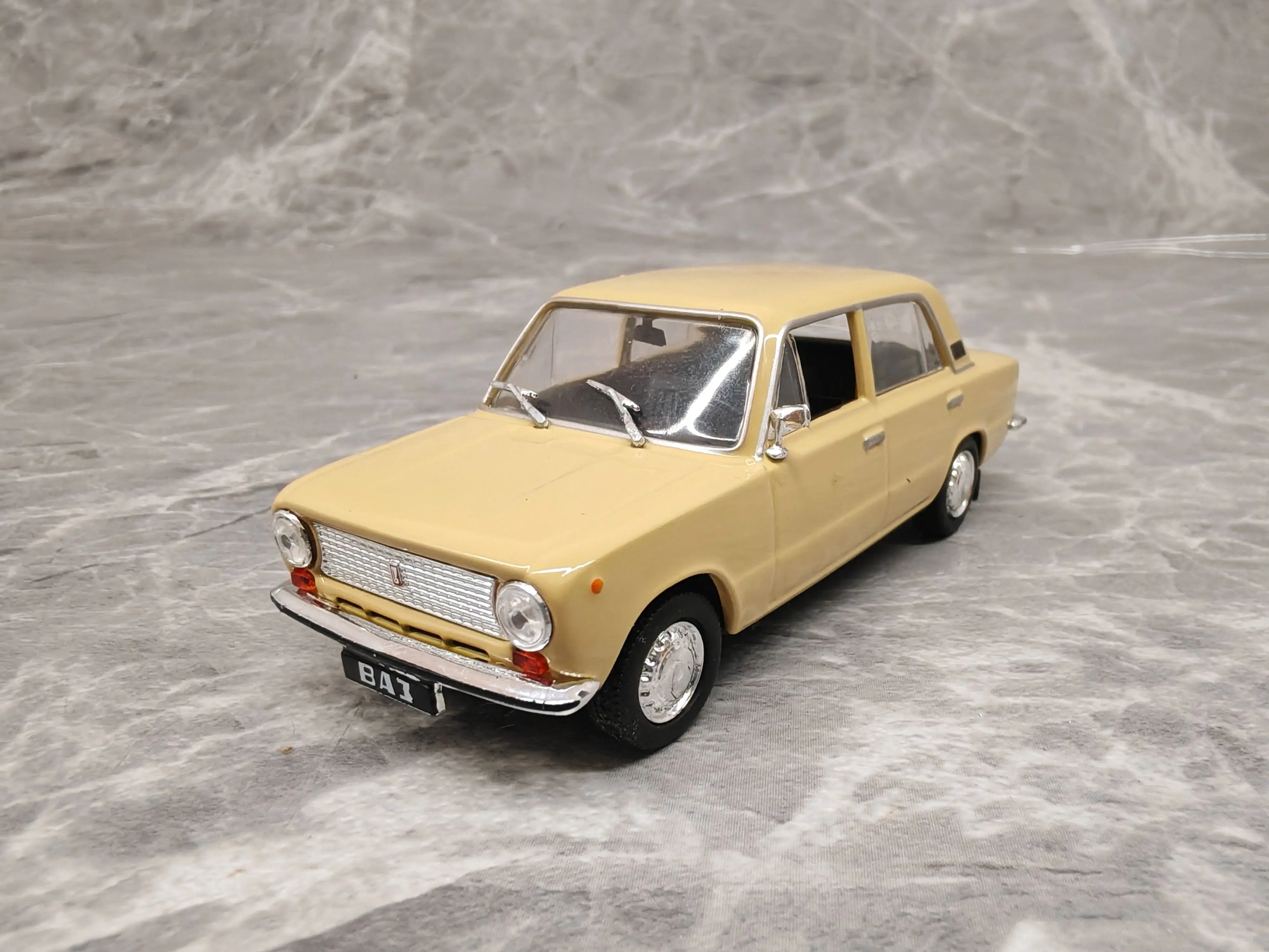 Diecast 1/43 Scale LADA 21011 1978 Sedan Classic Alloy Car Model Collectible Toy Gift Souvenir Display