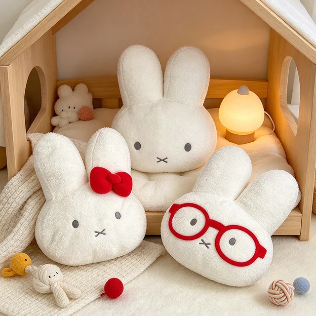 Almofada de pelúcia do coelho Miffy, um personagem de desenho animado, macia e fofa, com um laço vermelho, ideal para decorar quartos e salas de estar, confortável para usar como apoio lombar, perfeita como presente de Natal.