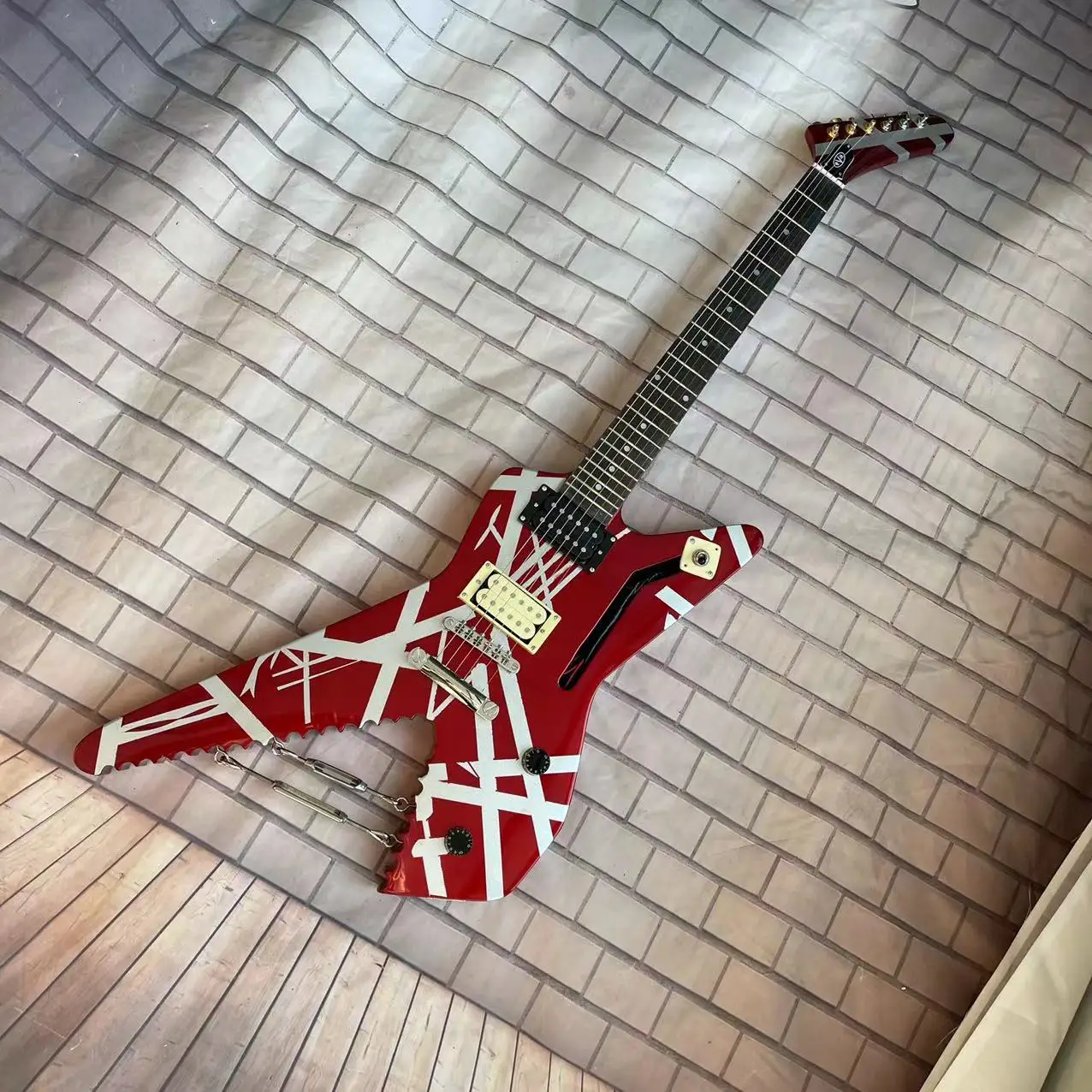 Guitar 6-string irregular electric guitar, metal red body, factory real picture, can be shipped upon order, free delivery to hom