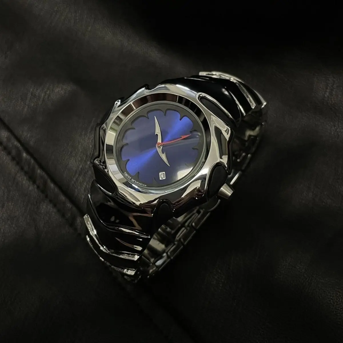 ساعة Y2K للرجال على شكل خاص مقاومة للماء بتقويم كلاسيكي مضيء