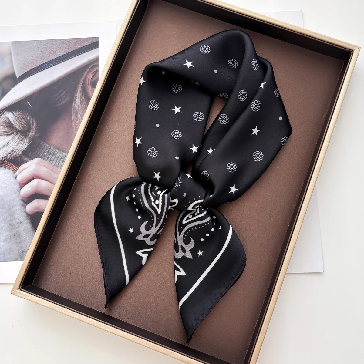 Luxuriöser, quadratischer Schal (70 x 70 cm) für Damen, im Retro-Stil, als Schal, Halstuch, Bandana oder Hijab, aus weichem, strapazierfähigem Stoff, ideal für den täglichen Gebrauch. – Detail 3