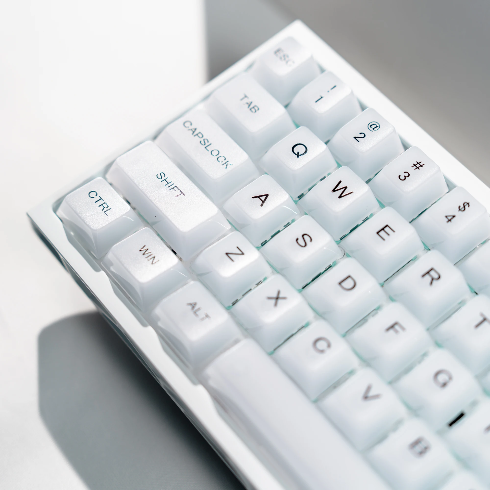 

Полупрозрачные колпачки для клавиш Frosty Jello RGB с подсветкой, 115-клавишный профиль MDA, полупрозрачные колпачки для клавиш ПК для переключателей MX, игровая клавиатура