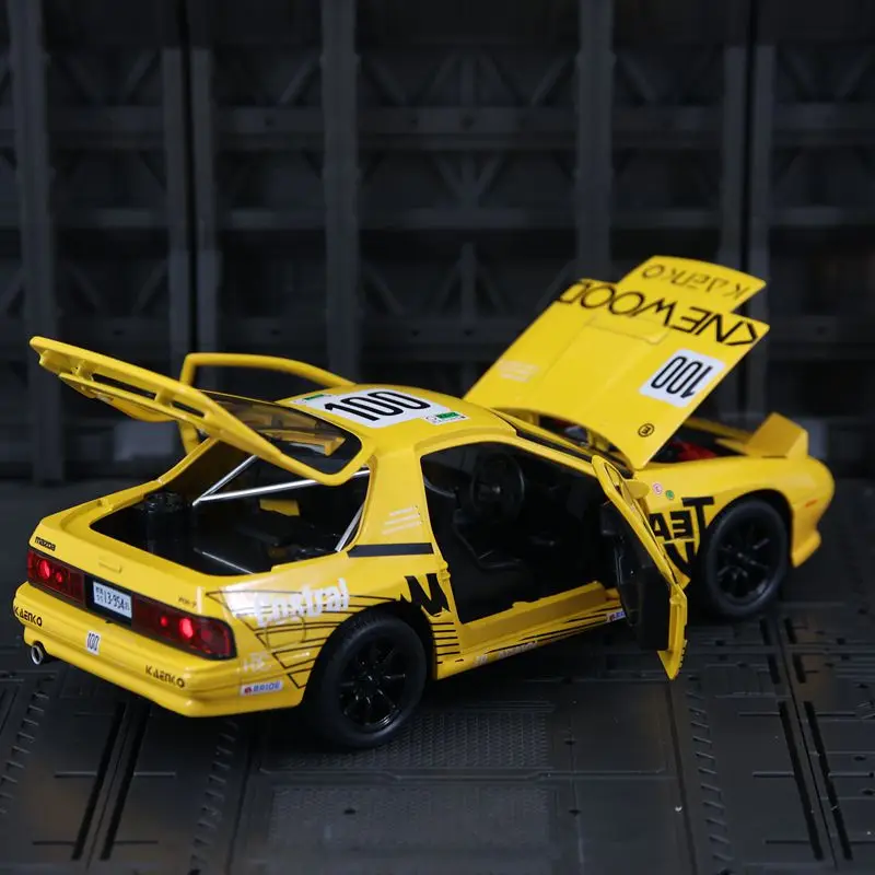 Modelo de coche de aleación Mazda RX7 FC de simulación 1:24: las puertas y el capó del motor del maletero se pueden abrir para recoger accesorios del coche