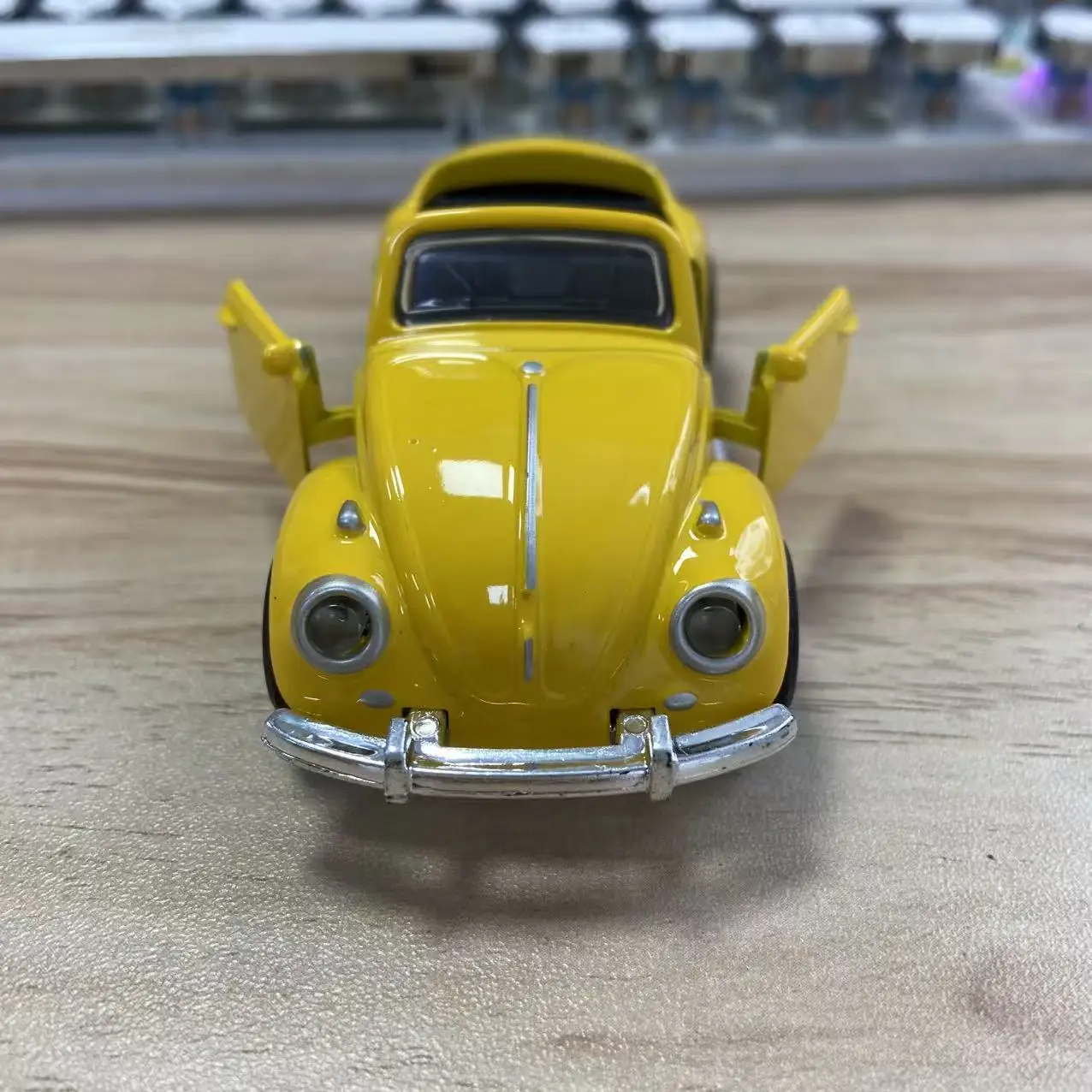 1 Stück, im Beutel verpacktes, klassisches, im Vintage-Stil gehaltenes, aus Zinklegierung gefertigtes Automodell, Retro-Roadster, mit Rückziehfunktion, aufklappbare Seitentüren. – Detail 23
