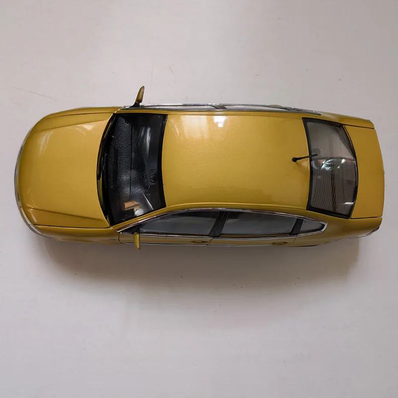 Original Diecast Alloy 1:24 Scale B5 PASSAT Car Model Yellow Purple For Adult Classic Collection Display Souvenir Ornament