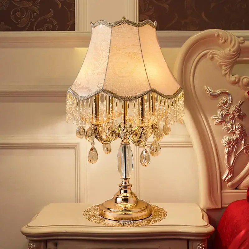 European style small luxury crystal table lamp, grand and high-end large living room French palace villa table lamp