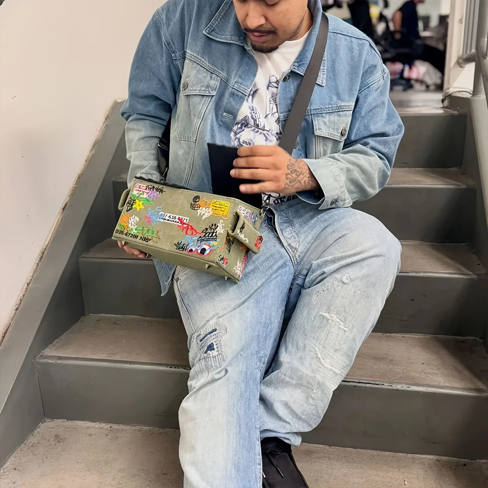 Anime-inspirierte Schulter-Umhängetasche mit 3D-Graffiti-Stickerei, quadratische Tasche mit großem Fassungsvermögen für Männer, Frauen, Jungen und Mädchen – Detail 4
