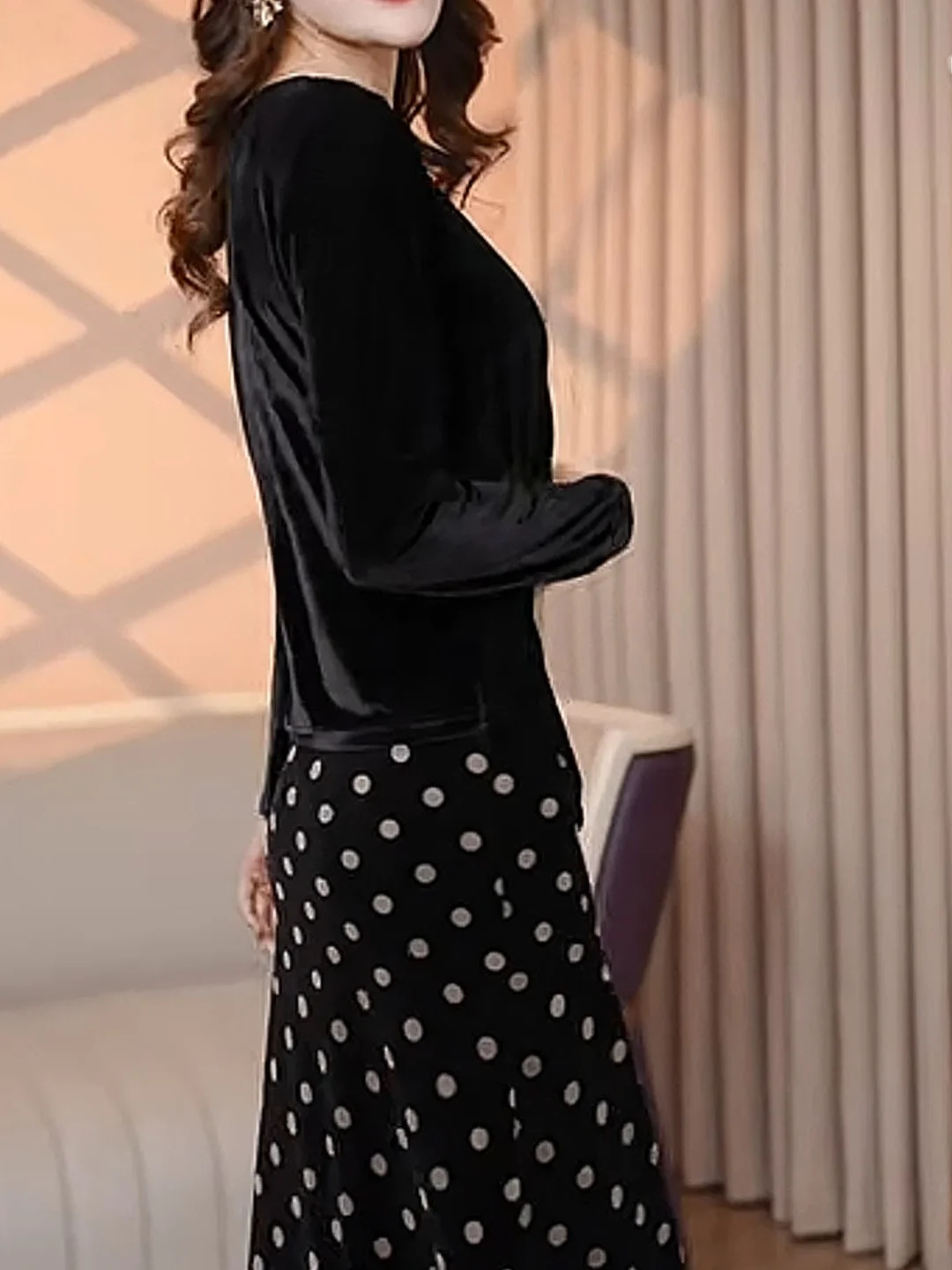 เสื้อยืดกำมะหยี่ผู้หญิง แฟชั่นประดับลูกปัด คอกลม แขนไขว้ ทรงสลิม ไซส์เล็ก เหมาะสำหรับใส่ทำงาน ฤดูใบไม้ร่วง รุ่นใหม่ล่าสุด