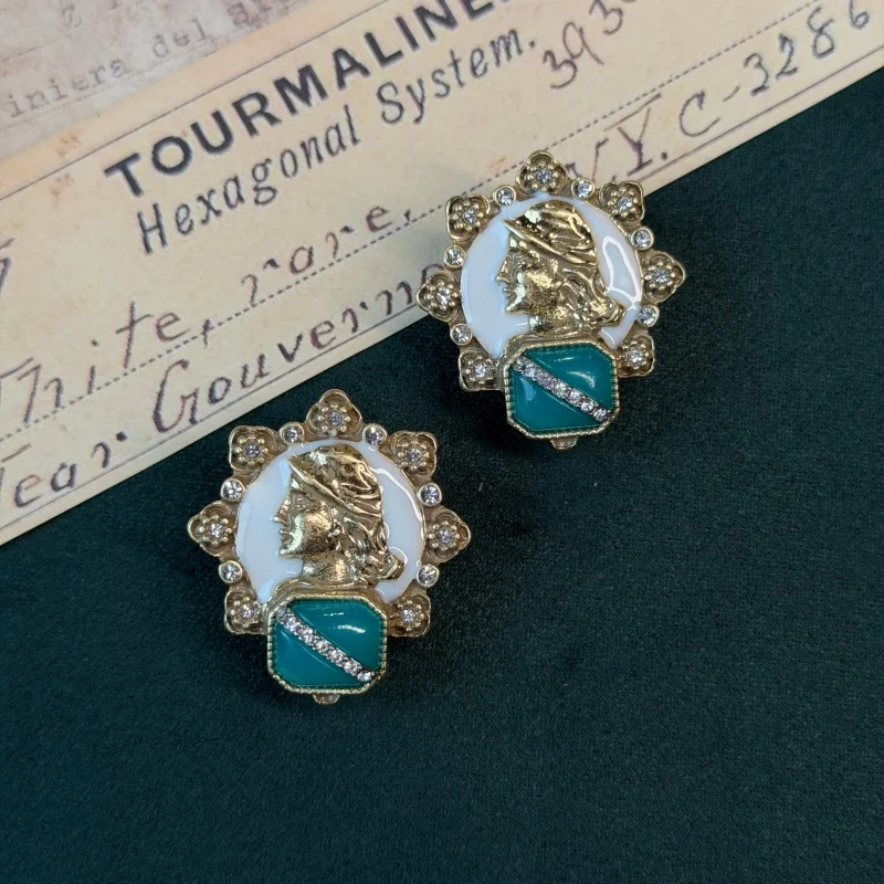 

Vintage White And Red Enamel Earrings For Woman Beauty'S Head Trendy Wedding Luxury Antique Gold Plated Brand High Quality Gift