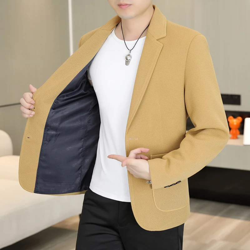 Nowa, wysokiej jakości marynarka biznesowa w stylu casual na jesień i zimę to modny i stylowy garnitur męski o prostym kroju.