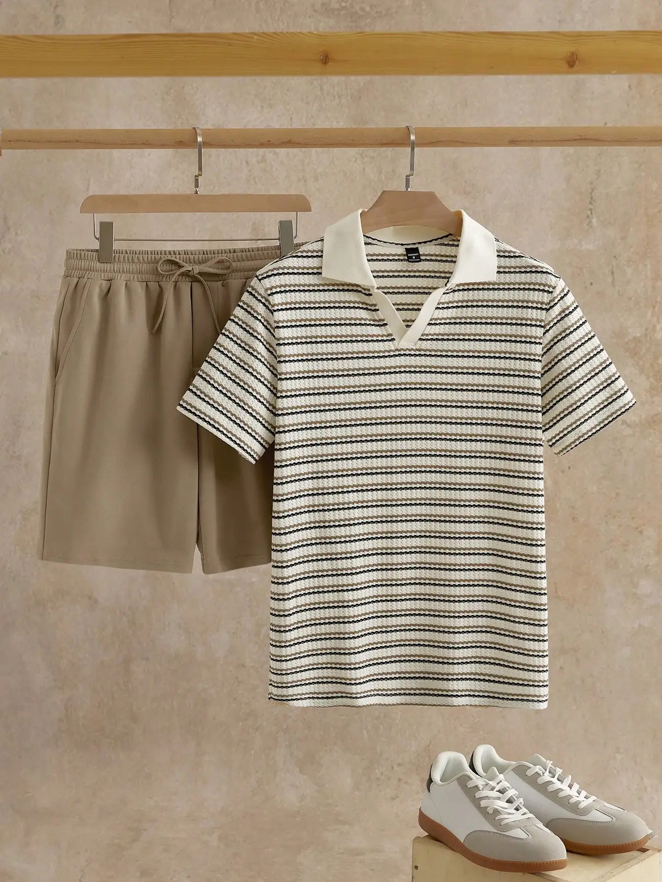 

Мужской комплект: поло с коротким рукавом в полоску и бежевые шорты на шнурке