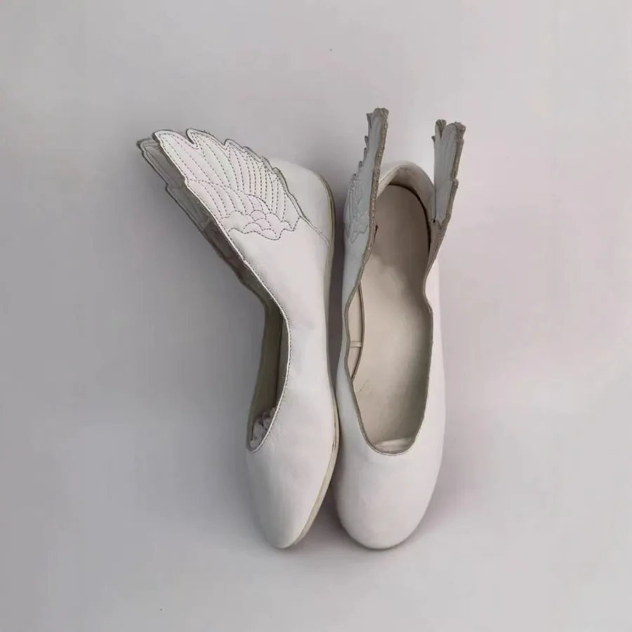 Damen Leder Ein-Knopf-Flats im Retro-Stil mit Engelsflügeln, weiß, genähte runde Zehenpartie, flache Feen-Flats mit flachem Ausschnitt