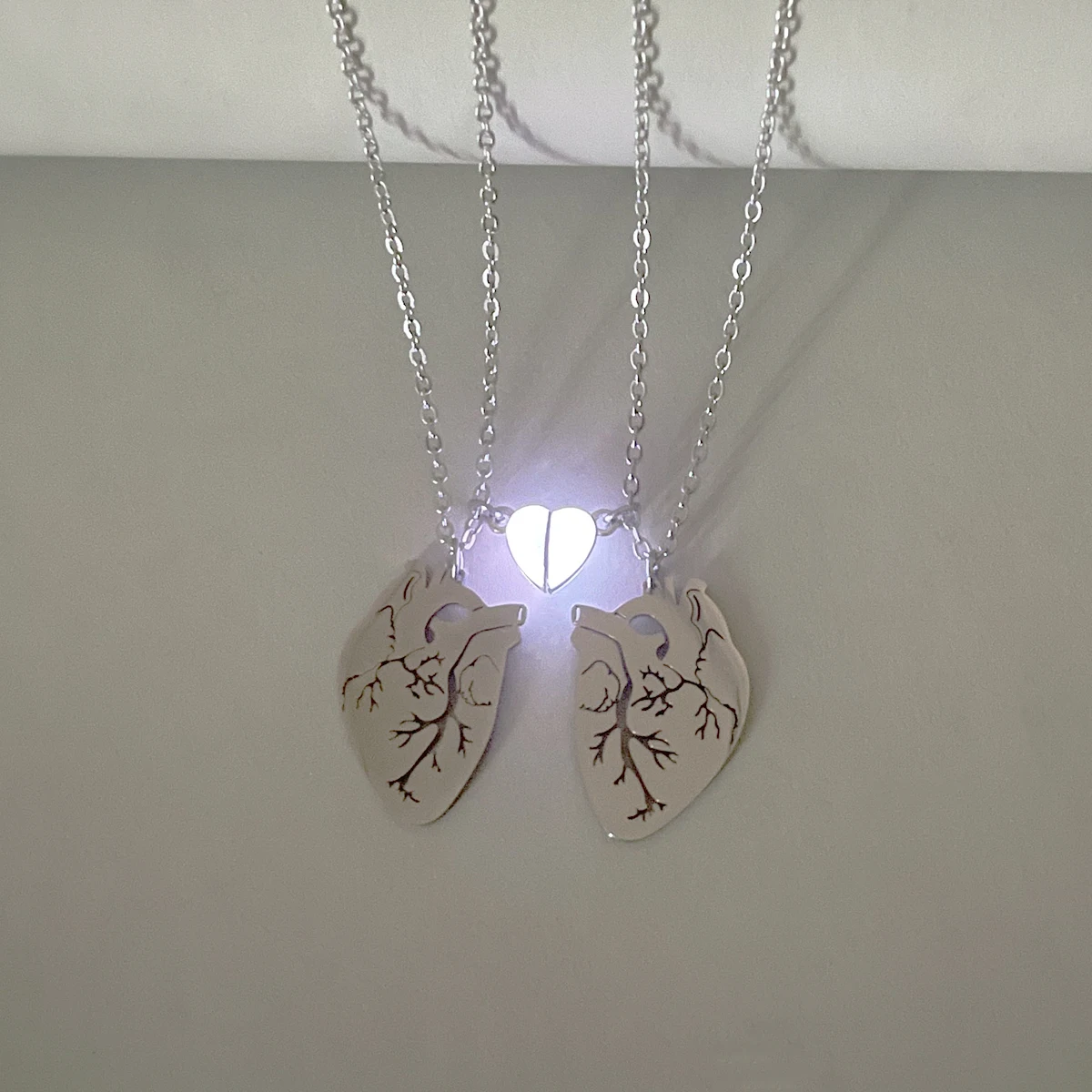 2/قطعة متوهجة الوردي القلب الجوف خارج قلادة زوجين القلائد أسلوب فاسق الأزياء شخصية الملحقات