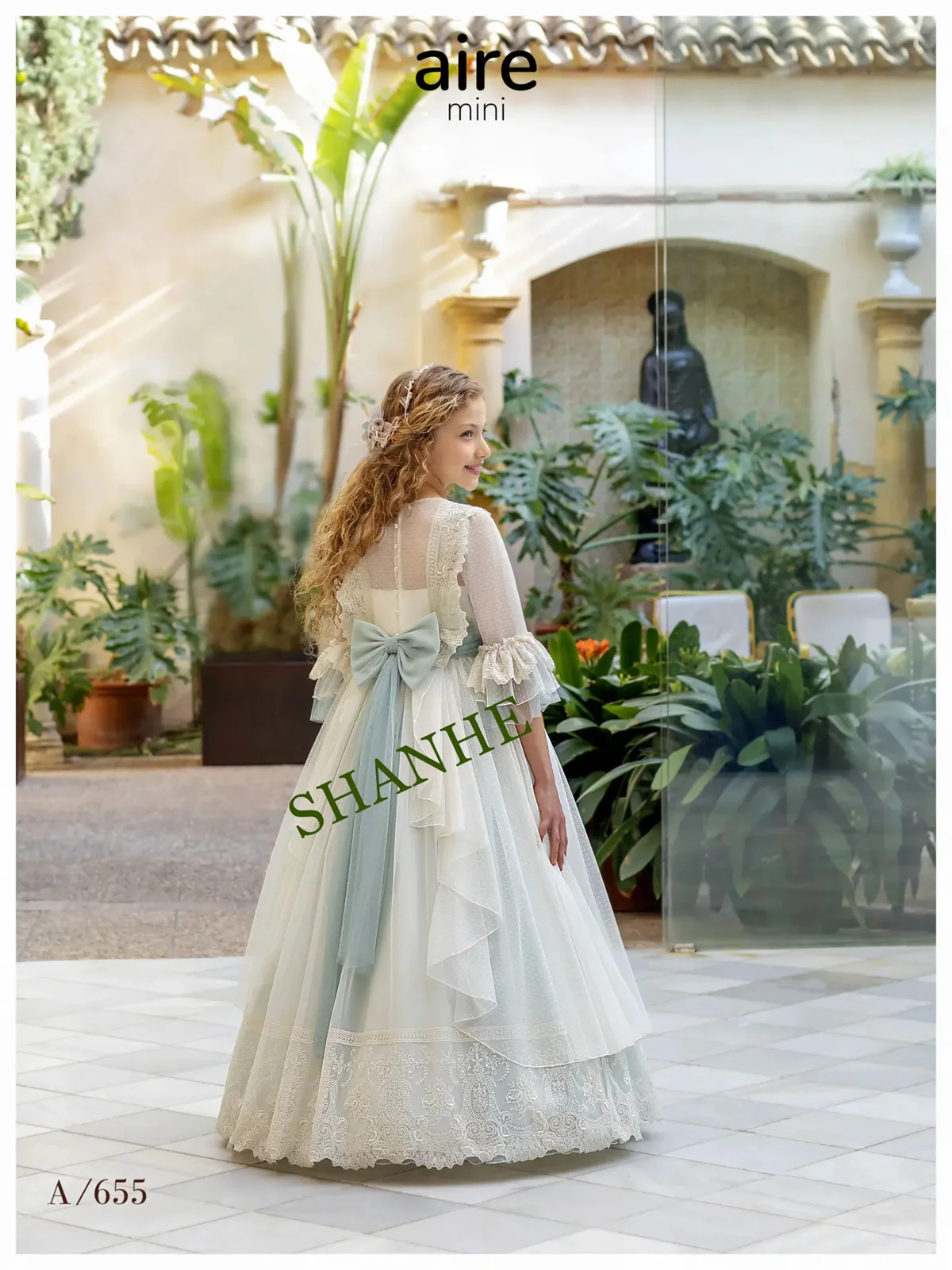 CustomizedFlowers モールとアクアマリングリーンの刺繍入り聖体拝領ドレス リボンの中央に花のディテール チュールベルト