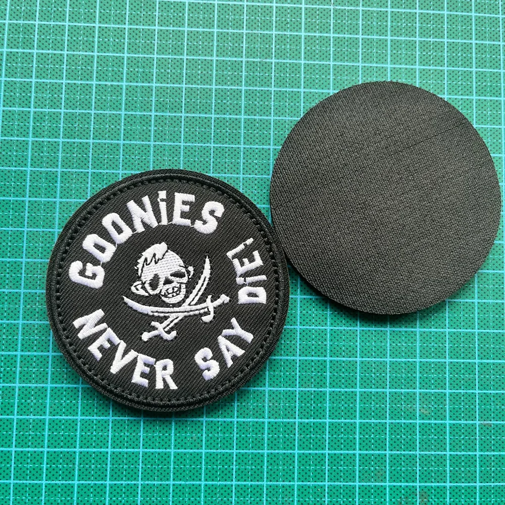 GOONIES SAGEN NIEMALS TOT – Lustiger Meme-Taktik-Patch mit Klettverschluss – Militärisches, besticktes Abzeichen für Molle-Rucksack – Detail 3