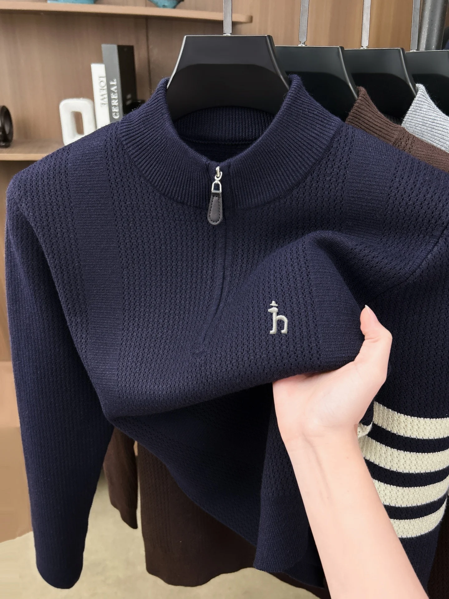 Hochwertiger Herrenpullover mit halbem Reißverschluss am Kragen, modisches Jacquard-Design, luxuriöse Marke, mit Hunde-Stickerei, lässiger Winterpullover, dick und warm gestrickt. – Detail 4