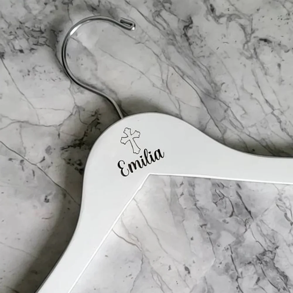 Personalisierter Holz-Kleiderbügel für Taufe, Kommunion und Festkleider mit Gravur, Langlebig und Rutschfest für Baby- und Kinderkleider – Detail 1