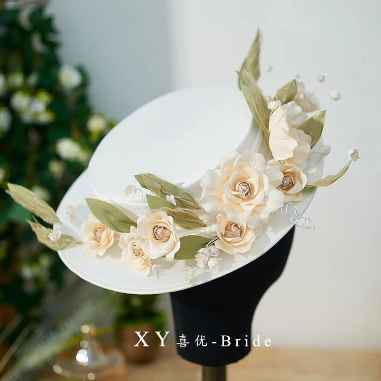 2023 Design Fairy Flower Fedoras Short Brimed Flat Wedding Hat White Satin Vtinage Bride Church Floral Fascinator Hat Headdress