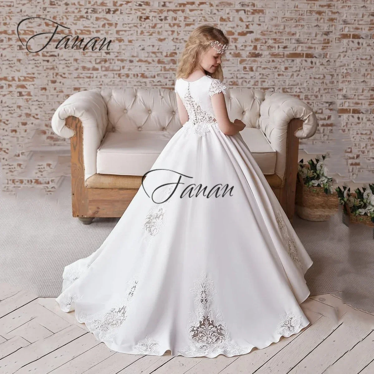 Customized Formal Princess High Waist First Communion Gowns Brush Train Appliques Flower Girl Dresses V-Neck A-Line Beauty Pagea