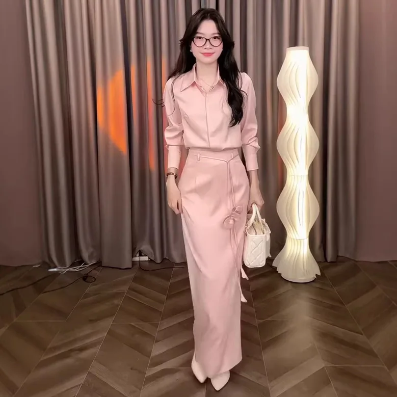 

Новый офисный костюм-двойка для женщин: элегантный блейзер с V-образным вырезом и юбка на пуговицах, коллекция Весна-Лето 2026