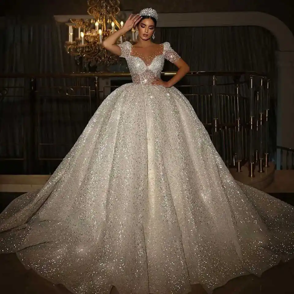 Sparkly Ball Gown ชุดแต่งงาน SHEER คอแขนสั้นชุดเจ้าสาวลูกไม้กวาดรถไฟที่กําหนดเองชุด