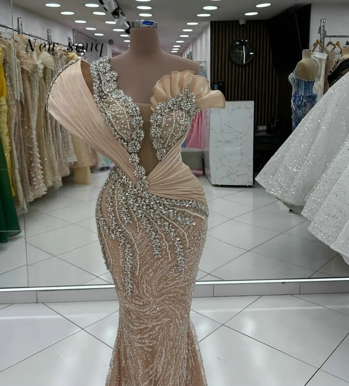 Formele champagne lange avondjurken met één schouder en sprankelende zilveren kristallen 2026 op maat gemaakte elegante bruiloftsjurken